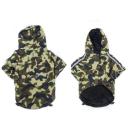 Imagen secundaria del producto Rompe Vientos Reflectiva Para Mascotas. Impermeable para mascotas, cuenta con tejido reflectivo, velcro ajustable y orificio para sacar la correa. Material: Poliéster Color: Negro, verde militar DIsponible: Razas pequeñas, medianas y grandes.