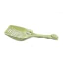 Imagen que muestra el producto Pala Para Mascotas. Pala fácil de manejar, cuenta con orificios que hacen un efecto colador para recoger solo los desperdicios de su mascotas. Material: Plástico Color: Azul, rosado, verde Disponible: Razas pequeñas y medianas.