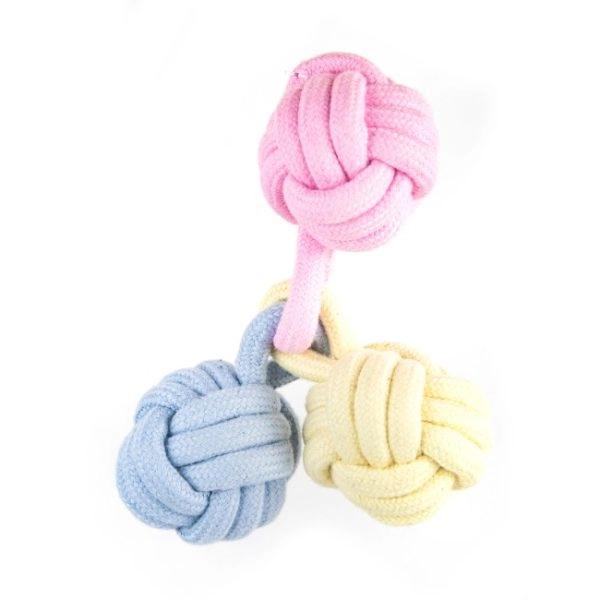 Imagen que muestra el producto Juguete Cuerda Tres Pelotas Para Mascotas. Juguete de tela, cuenta con tres pelotas de cuerda. Material: Poliéster                                                                                                                        Color: Disponible en foto                                                                                        Disponible: Razas medianas