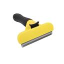 Imagen secundaria del producto Fullminator Para Mascotas. Cepillo rastrillo para mascotas, cuenta con cerdas de metal pequeñas, botón trasero para expulsar el pelo y mango antideslizante. Material: Plástico, metal Color: Naranja, morado, amarillo, verde Disponible: Razas medianas y grandes con pelaje corto, denso y grueso.