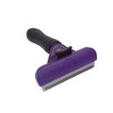 Imagen secundaria del producto Fullminator Para Mascotas. Cepillo rastrillo para mascotas, cuenta con cerdas de metal pequeñas, botón trasero para expulsar el pelo y mango antideslizante. Material: Plástico, metal Color: Naranja, morado, amarillo, verde Disponible: Razas medianas y grandes con pelaje corto, denso y grueso.