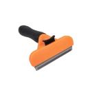 Imagen secundaria del producto Fullminator Para Mascotas. Cepillo rastrillo para mascotas, cuenta con cerdas de metal pequeñas, botón trasero para expulsar el pelo y mango antideslizante. Material: Plástico, metal Color: Naranja, morado, amarillo, verde Disponible: Razas medianas y grandes con pelaje corto, denso y grueso.