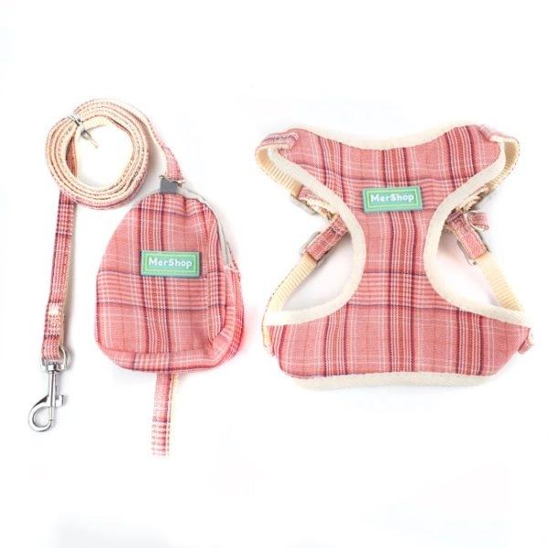 Imagen que muestra el producto Pechera Estilo Tartán  Para Mascotas Talla S. Pechera con estampado tipo tartán, cuenta con hebilllas ajustables, broche de seguridad en la parte superior y anillos tipo D para fijar la correa. Correa plana con bolsito. Material: Poliéster, metal                     Color: Rojo, azul, rosado       Disponible: Razas pequeñas Medidas: TALLA S CUELLO 30-41 CM TORSO MIN-MAX 41-53 CM PESO MAXIMO – APROX 5-11 KG, TRAILLA 1,20 CM