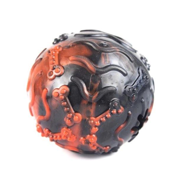 Imagen que muestra el producto Pelota Maciza Premios Para Mascotas. Juguete pelota de premios con orificos en los costados. Material: Plástico Color: Rojo, azul, negro Disponible: Razas medianas y grandes.