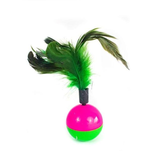Imagen que muestra el producto Juguete Pelota Bicolor Con Plumas Para Mascotas. Juguete interactivo, cuenta con base semiésferica y plumas en la parte superior. Material: Plástico, plumas Color: Verde con rosado. Disponible: Razas pequeñas.