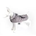 Imagen secundaria del producto Impermeable Con Bolsillo Para Mascotas. Impermeable portatil para mascotas, cuenta con velcro ajustable y bolsillo doble función. “Material: Poliéster Color: Gris, negro, rosa, rojo DIsponible: Razas pequeñas y medianas.”