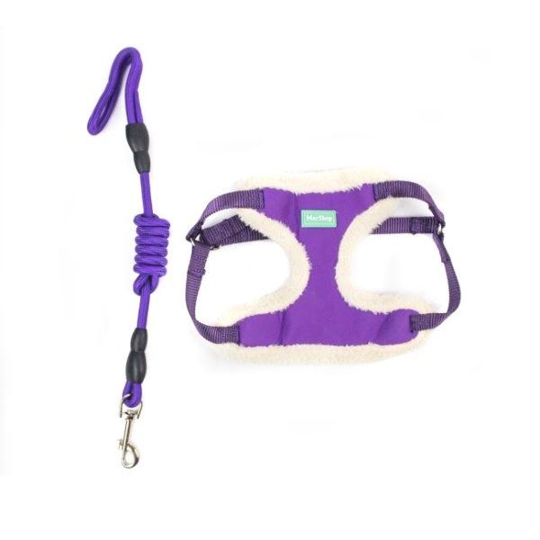 Imagen que muestra el producto Pechera Bordes De Peluche  Talla M. Pechera con correa, cuenta con bordes de peluche y  gancho para ajustar a la medida. Material: Poliéster, metal   Color:  Azul, negro, rojo, café, morado     Disponible: Razas pequeñas Medidas: TALLA M CUELLO  40-53 CM TORSO MIN-MAX 56-58 PESO MAXIMO – APROX 11-23 KG, TRAILLA 1,20 CM