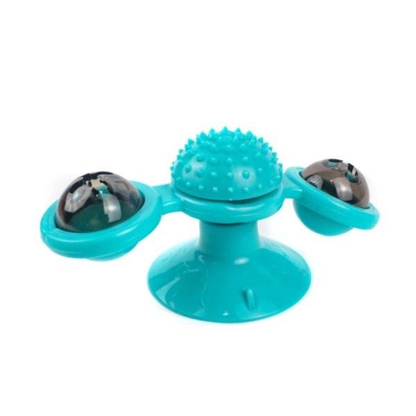 Imagen que muestra el producto Juguete  Molino De Viento Para Mascotas. Juguete interactivo molino de viento. Consta de dos recipientes transparentes a los costados, en uno contiene una pelota luminosa y en el otro podrá introducirle ya sea algun cascabel, catnip o un snack de su agrado. Trae ventosa. Material: Plástico  Color: Verde  Disponible: Razas pequeñas
