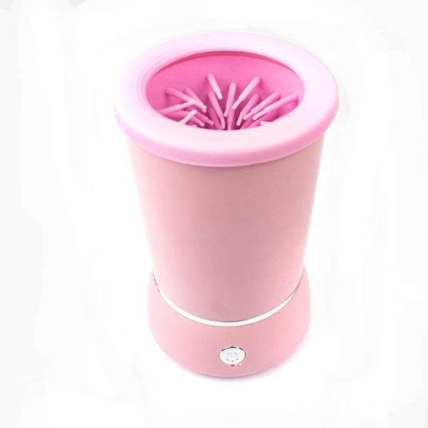Imagen que muestra el producto Limpia Patas Automático Para Mascotas. Limpia patas con rotación automatica, cuenta con doble velocidad y cable USB de carga. Material: Plástico, silicona Color: Rosado, azul Disponible: Razas medianas y grandes