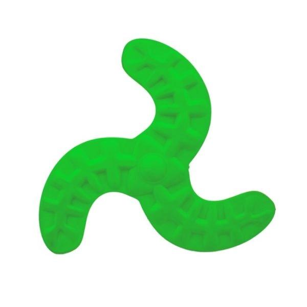 Imagen que muestra el producto Juguete Boomerang  Para Mascotas. Juguete boomerang, cuenta con estampado de pescado. Cómodo y liviano. Material: Plástico Color: Verde, azul, naranja Disponible: Razas medianas.