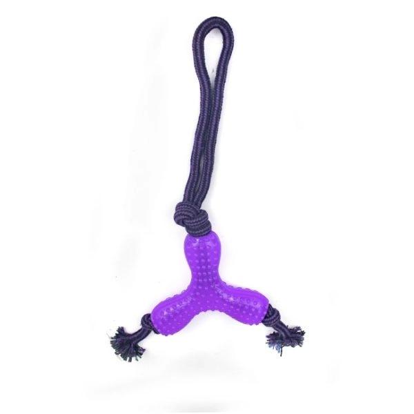 Imagen que muestra el producto Juguete Con Cuerda Para Mascotas. Juguete mordaza con cuerda. Material: Plástico, Poliéster Color: Naranja, morado Disponible: Razas medianas y grandes.