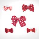 Imagen que muestra el producto Set X 5 Moños De Pinzas Para Mascotas. Set de moños en pinza para mascotas. Material: Poliéster, metal Color: Disponible en la foto Disponible: Razas medianas y grandes.