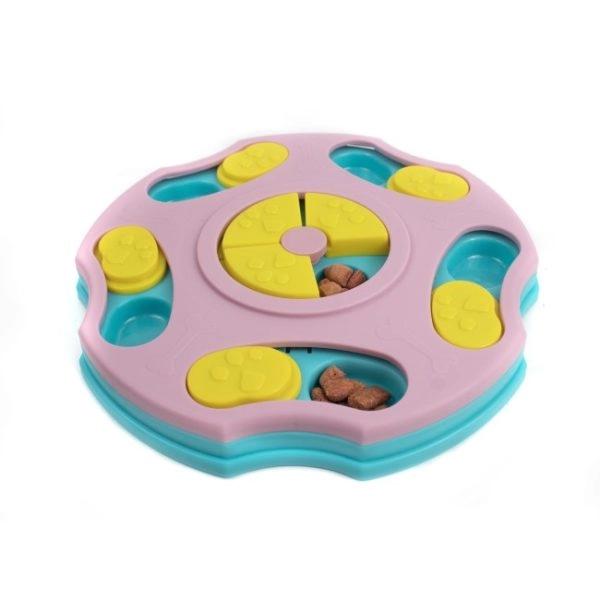 Imagen que muestra el producto Juguete Didactico De Premios Para Mascotas. Juguete interactivo de premios, cuenta con orificios y tapas para poder esconder snacks. Material: Plástico Color: Blanco, morado Disponible: Razas pequeñas.