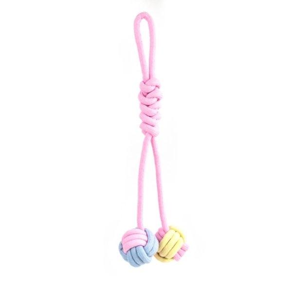 Imagen que muestra el producto Juguete Dos Pelotas Cuerda Para Mascotas. Juguete de tela, cuenta con dos pelotas de cuerda. Material: Poliéster                                                                                                                                                                                                             Color: Disponible en foto                                                                                                                                                                                                                    Disponible: Razas medianas y grandes.