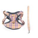 Imagen secundaria del producto Pechera Estilo Tartán Para Mascotas. Pechera anti-tirones cuenta con estampado tipo tartán, hebillas ajustables, broche de seguridad y correa. Material: Poliéster, metal Color: Naranja, rojo, azul claro, azul oscuro Disponible: Razas pequeñas, Medianas