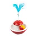 Imagen que muestra el producto Juguete Interactivo Para Gatos. Juguete interactivo, cuenta con base semiesférica y pelota cascabel. Material: Plástico, plumas                                                                          Color: Rojo con pluma azul, rojo con pluma rosa, rojo con pluma morada.                                                                  Disponible: Razas pequeñas.