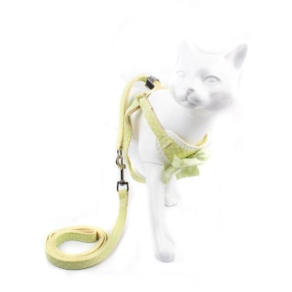 Imagen que muestra el producto Pechera A Cuadros Para Mascotas. Pechera con correa, cuenta con moño en el centro, gancho para ajustar a la medida y anillos para fijar la correa.  Material: Poliéster, metal     Color: Rosado, azul, verde, beige, amarillo.                                                                  Disponible: Razas pequeñas. Medidas:TALLA S: CUELLO 30-41 CM TORSO MIN-MAX 41-53 CM PESO MAXIMO – APROX 5-11 KG, TRAILLA 1,20 CM TALLA M: CUELLO  40-53 CM TORSO MIN-MAX 56-58 PESO MAXIMO – APROX 11-23 KG, TRAILLA 1,20 CM