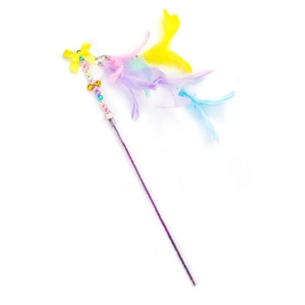Imagen que muestra el producto Juguete Palo Con Moño Y Plumas Para Mascotas. Varita con plumas y cascabel. Material: Plástico, plumas Color moño: Rojo, azul, amarillo, rosado, morado  Disponible: Razas pequeñas.