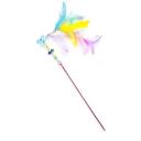 Imagen secundaria del producto Juguete Palo Con Moño Y Plumas Para Mascotas. Varita con plumas y cascabel. Material: Plástico, plumas Color moño: Rojo, azul, amarillo, rosado, morado  Disponible: Razas pequeñas.