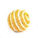 Imagen que muestra el producto Pelota Estambre Para Mascotas. Pelota para mascotas. Material: Plástico, cabuya Color: Rosado, azul, amarillo Disponible: Razas pequeñas