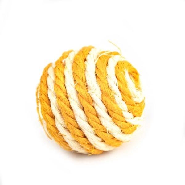 Imagen que muestra el producto Pelota Estambre Para Mascotas. Pelota para mascotas. Material: Plástico, cabuya Color: Rosado, azul, amarillo Disponible: Razas pequeñas