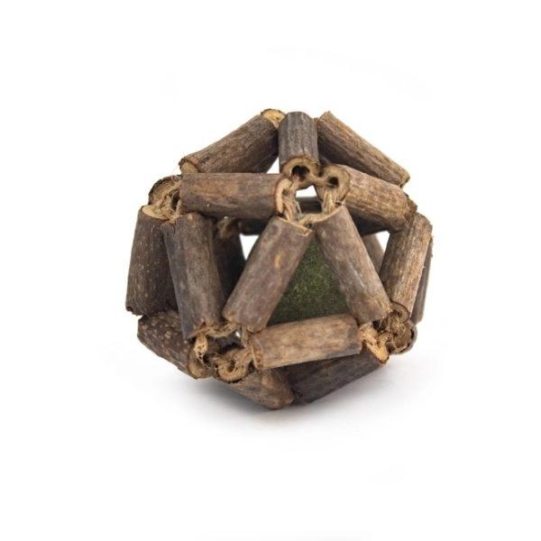 Imagen que muestra el producto Juguete Pelota Palitos Con Catnip. Juguete pelota con palitos de matatabí, cuenta con bolita de catnip. Material: Matatabi, catnip Color: Disponible en la foto Disponible: Razas pequeñas y medianas.