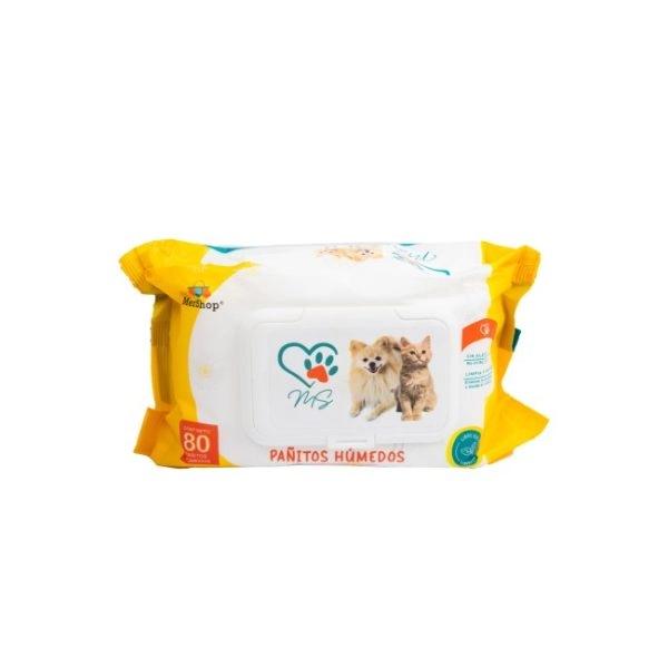 Imagen que muestra el producto Pañitos Humedos Para Mascotas. Pañitos humedos MerShop. Limpia y protege, eliminando la suciedad y ayudando con el cuidado. Sin alcohol.      Ingredientes: Extracto de Aloe vera, extracto de manzanilla.                                                                                                                                                Presentación: Paquete x 80 UND.                                                                                                                                                                                                            Disponible: Para perros y gatos de todas las razas y edades.