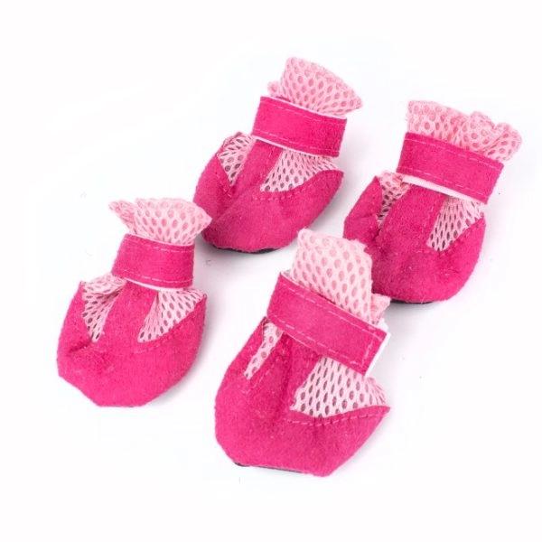 Imagen que muestra el producto Zapatos De Tela Para Mascotas. Zapatos para mascotas, cuenta con malla antitranspirante, velcro ajustable y almohadillas impermeables. Talla 4, Talla 5 Material: Poliéster                                                  Color: Verde, rojo, rosado, negro, azul                                                                   Disponible: Razas pequeñas. TALLA 4 : Largo 5.5cm * Ancho 5cm  TALLA 5 :Largo 5.5cm * Ancho 4cm