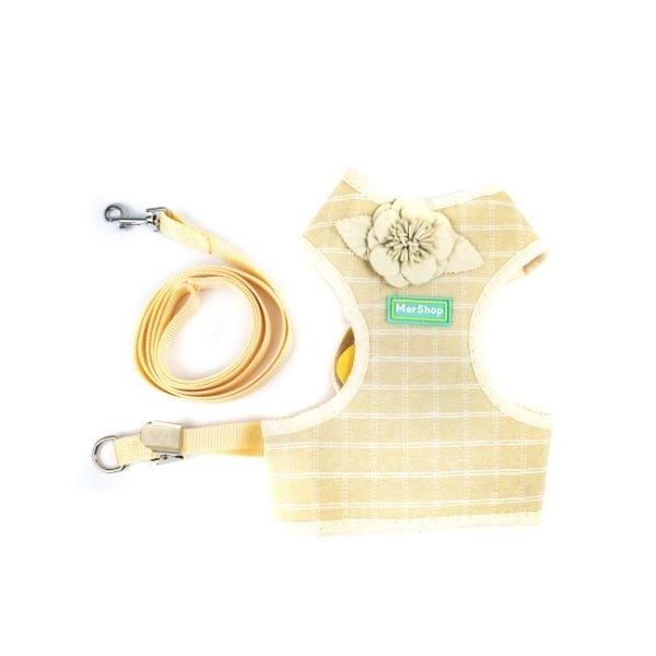 Imagen que muestra el producto Pechera Estampada Con Rosa  Talla Xl. Pechera con correa, cuenta con gancho para ajustar. Material: Poliéster, metal    Color: Rosado, vinotinto, beige                                                Disponible: Razas pequeñas Medidas: TALLA XL CUELLO 70-81 CM TORSO  MIN-MAX 70-82 CM PESO MAXIMO – APROX 36-50 KG, TRAILLA 1,20 CM