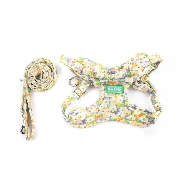 Imagen que muestra el producto Pechera Estampado De Flores Para Mascotas. Pechera con estampado de flores, hebillas ajustables, broche de seguridad en la parte superior y anillos tipo D de metal para fijar la correa. Material: Poliéster, metal Color: Negro, rosado, verde, rojo Disponible: Razas pequeñas y medianas Medidas: TALLA XS: CUELLO 23-33 CM TORSO  MIN-MAX 30-45 CM PESO MAXIMO – APROX 2-5 KG, TRAILLA 1,20 CM  TALLA S: CUELLO 30-41 CM TORSO MIN-MAX 41-53 CM PESO MAXIMO – APROX 5-11 KG, TRAILLA 1,20 CM TALLA M: CUELLO  40-53 CM TORSO MIN-MAX 56-58 PESO MAXIMO – APROX 11-23 KG, TRAILLA 1,20 CM TALLA L: CUELLO 46-66 CM TORSO MIN-MAX 61-76 CM PESO MAXIMO APROX 23-36 KG, TRAILLA 1,20 CM TALLA XL: CUELLO 70-81 CM TORSO  MIN-MAX 70-82 CM PESO MAXIMO – APROX 36-50 KG, TRAILLA 1,20 CM