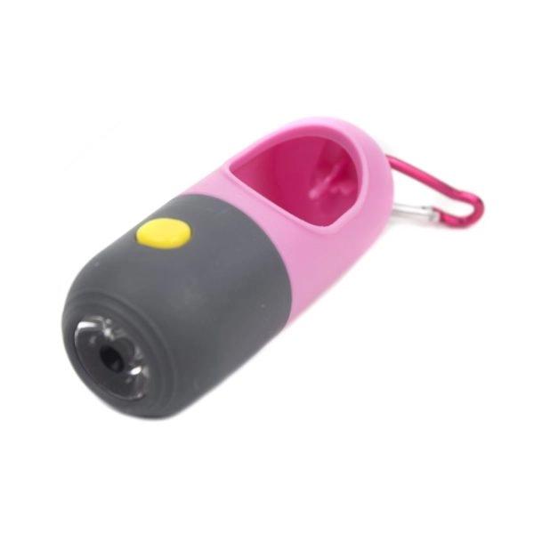 Imagen que muestra el producto Porta Bolsa Con Linterna. Porta bolsa con linterna para mascotas, cuenta con sistema de enrosque para poder introducir las bolsas y gancho para fijar a la correa o arnés. Pilas tipo reloj. Material: Plástico Color: Verde, rosado, azul Disponible: Razas pequeñas, medianas y grandes.