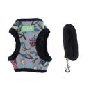 Imagen secundaria del producto Pechera Tipo Chaleco Estampado Talla S. Pechera estampada, cuenta velcro ajustable, broche de seguridad y anillo tipo D para fijar la correa. Material: Poliéster, metal      Color: Negro, azul, rosado, azul claro    Disponible: Razas pequeñas Medidas: TALLA S CUELLO 30-41 CM TORSO MIN-MAX 41-53 CM PESO MAXIMO – APROX 5-11 KG, TRAILLA 1,20 CM