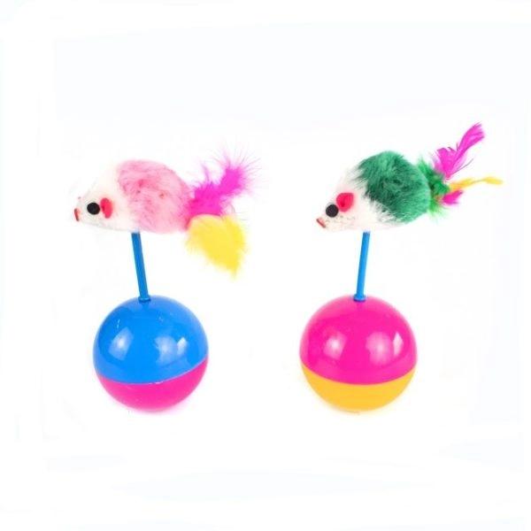 Imagen que muestra el producto Pelota Bicolor Con Ratón De Plumas Para Mascotas. Juguete interactivo, cuenta con base semiésferica y ratón de felpa en la parte superior. Material: Poliéster, PVC Color:  Azul, verde, rosado Disponible: Razas pequeñas.