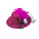 Imagen secundaria del producto Sombrero Con Plumas Para Mascotas. Clip de sombrero para mascotas, cuenta con cubierta escarchada, moño con pluma decorativa y pinza de agarre. Material: Poliéster                                                    Color: morado, rosado, rojo, plateado, fucsia                           Disponible: Razas pequeñas