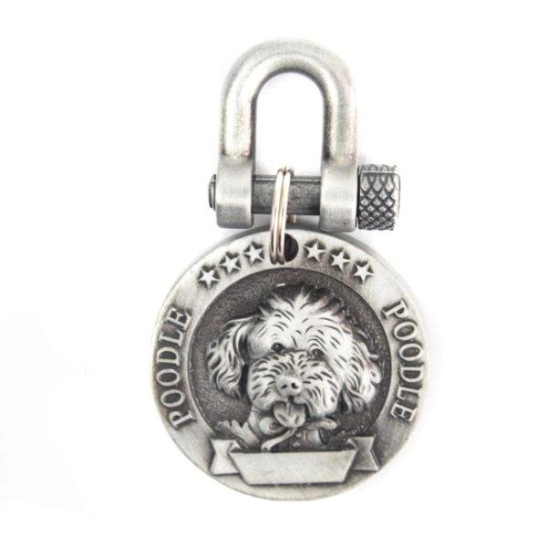 Imagen que muestra el producto Placa De Identificación Para Poodle. Placa de identificación con estampado de Poodle. Material: Metal                                                                Color: Dorado                                                                                                         Disponible: Poodle