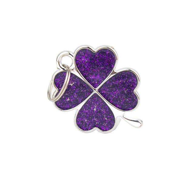 Imagen que muestra el producto Placa De Identificación Trebol. Placa de identificación diseño de trebol con acabado escarchado. Material: Metal Color: Rosado, morado, rojo, azul Disponible: Razas medianas y grandes