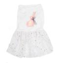Imagen que muestra el producto Vestido Con Bordado De Conejo. Vestido bordado de conejo, cuenta con parte inferior tipo tutu y decoraciónes de lunas y estrellas doradas. “Material: Poliéster Color: Palo rosa, blanco Disponible: Razas pequeñas y medianas”