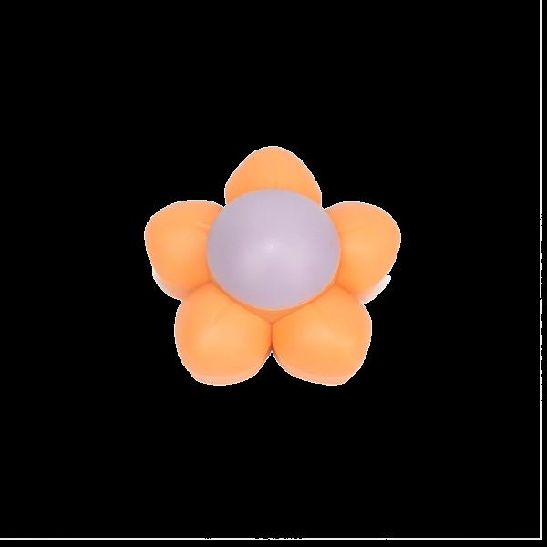 Imagen que muestra el producto Juguete Catnip Margarita. Juguete margarita con bola de catnip, cuenta con adhesivo doble para fijar a superficies planas. Material: Plástico Color: Naranja, lila Disponible: Razas pequeñas