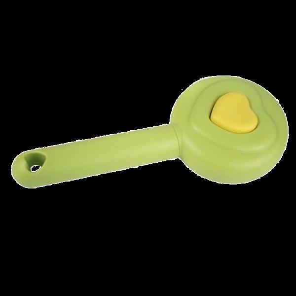 Imagen que muestra el producto Cepillo Botón De Corazón Para Mascotas. Cepillo para mascotas con botón para expulsar el pelo. Material: Plástico Color: Verde, rosado DIsponible: Razas de pelaje largo.