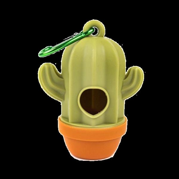 Imagen que muestra el producto Porta Bolsas Captus. Porta bolsas con diseño de cactus, cuenta con un orificio en donde podrá guardar las bolsas higiénicas y gancho de metal ideal para fijar al collar o arnés de su mascosta. Material: Plástico Color: Disponible en la foto Disponible: Razas pequeñas, medianas y grandes