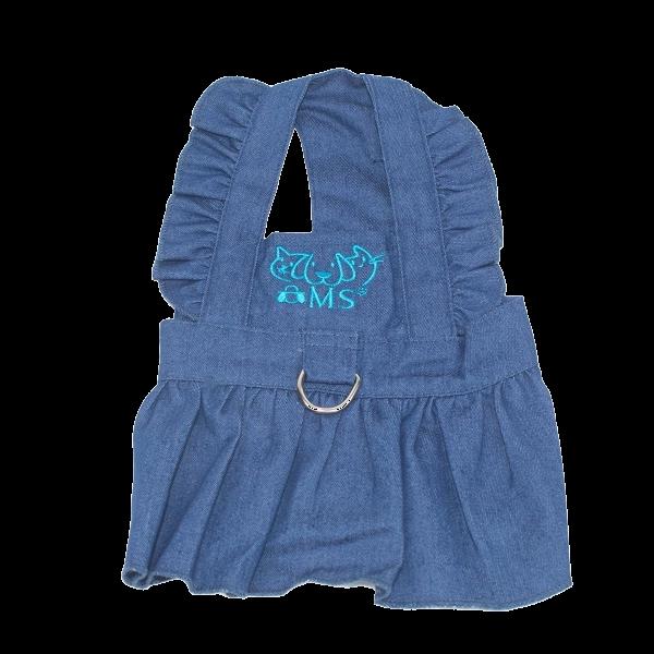 Imagen que muestra el producto Vestido Jean Mershop. Vestido Jean para mascotas, cuenta con velcro en el costado para ajustar y anillo tipo D para fijar la correa. “Material: Mezclilla Color: Azul claro, azul oscuro Disponible: Razas pequeñas”